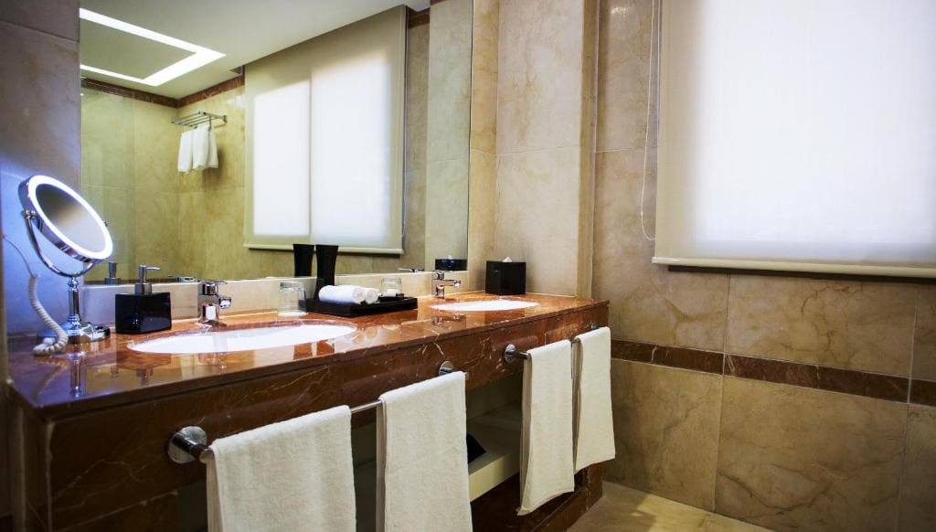 Superior Suite with Sea View room - Image 3