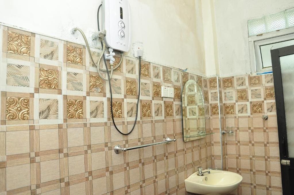 Family Room with Bathroom room - Image 1