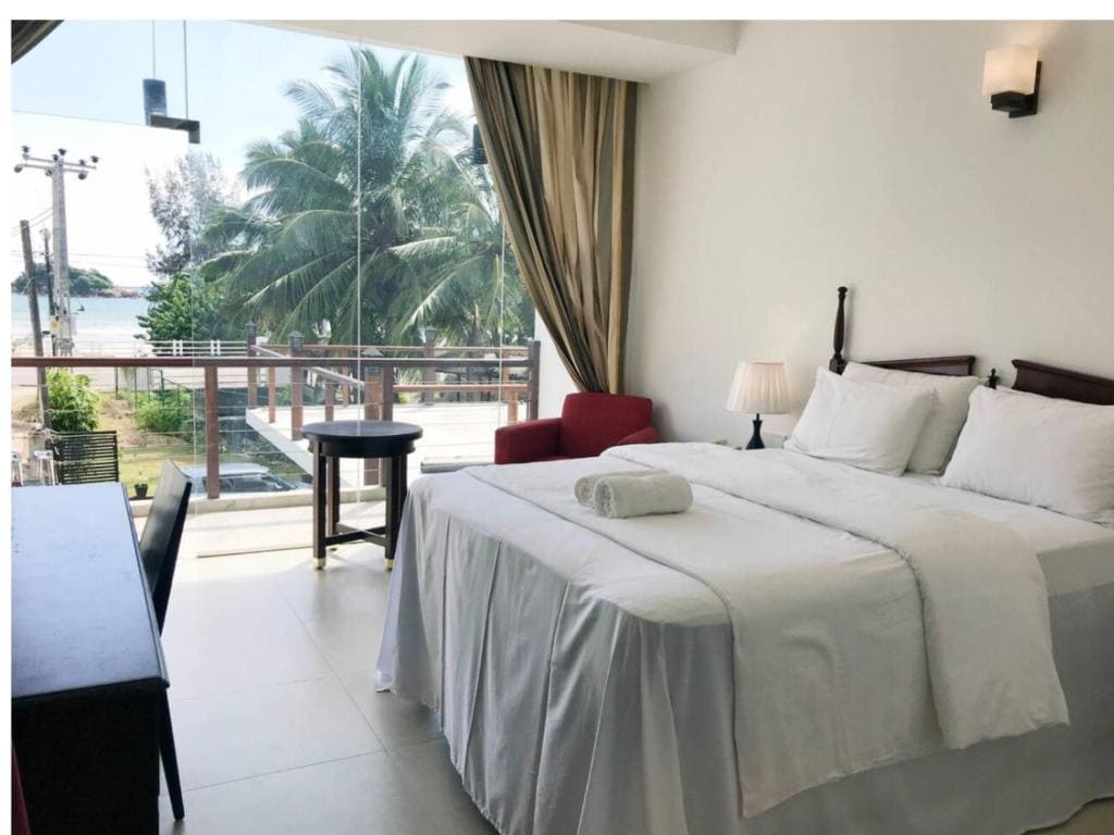 Deluxe Double Room with Balcony and Sea View room - Image 3
