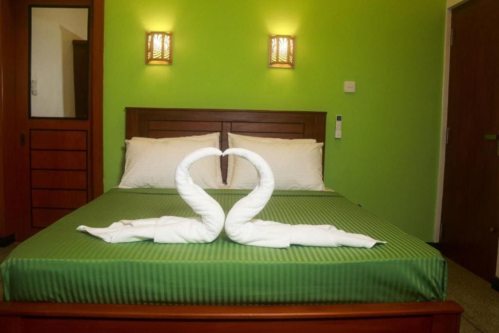 Deluxe Queen Room room - Image 3