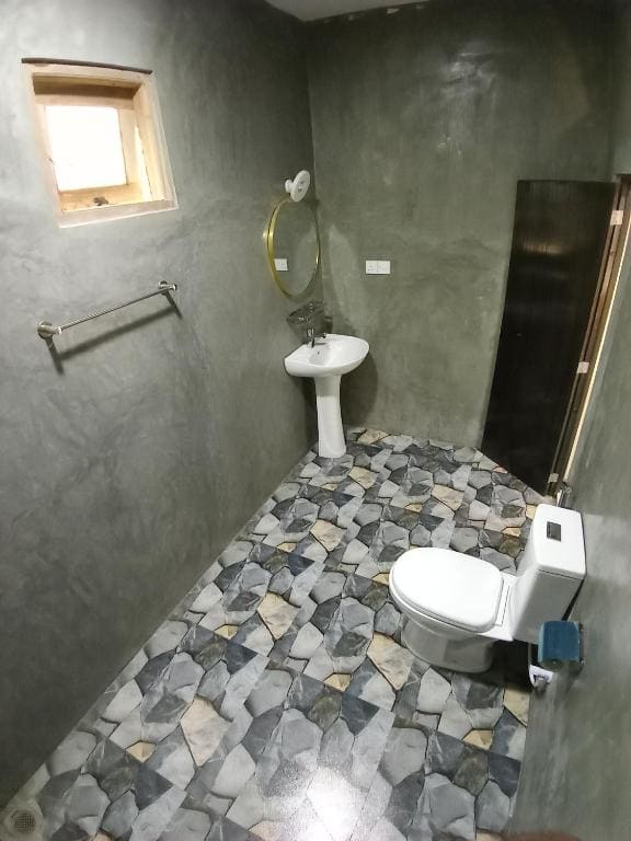 Family Room with Private Bathroom room - Image 3