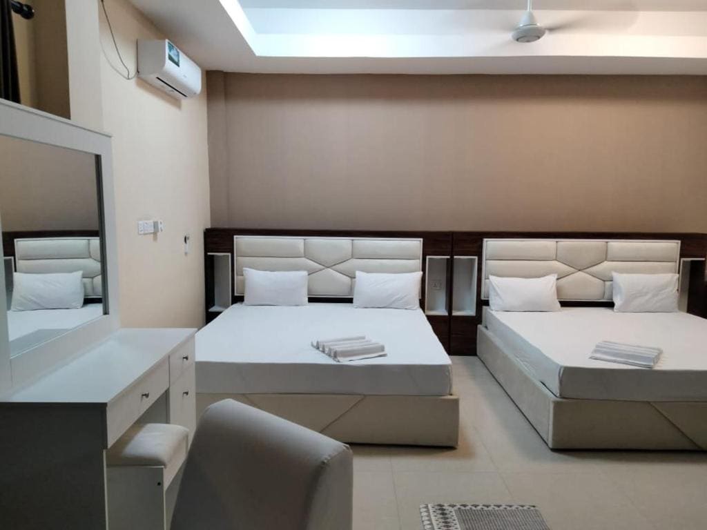 Deluxe Family Room room - Image 2
