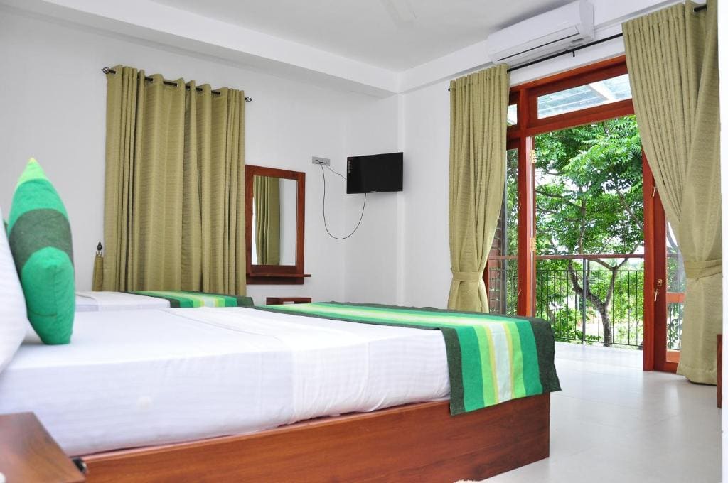 Standard Family Room room - Image 2