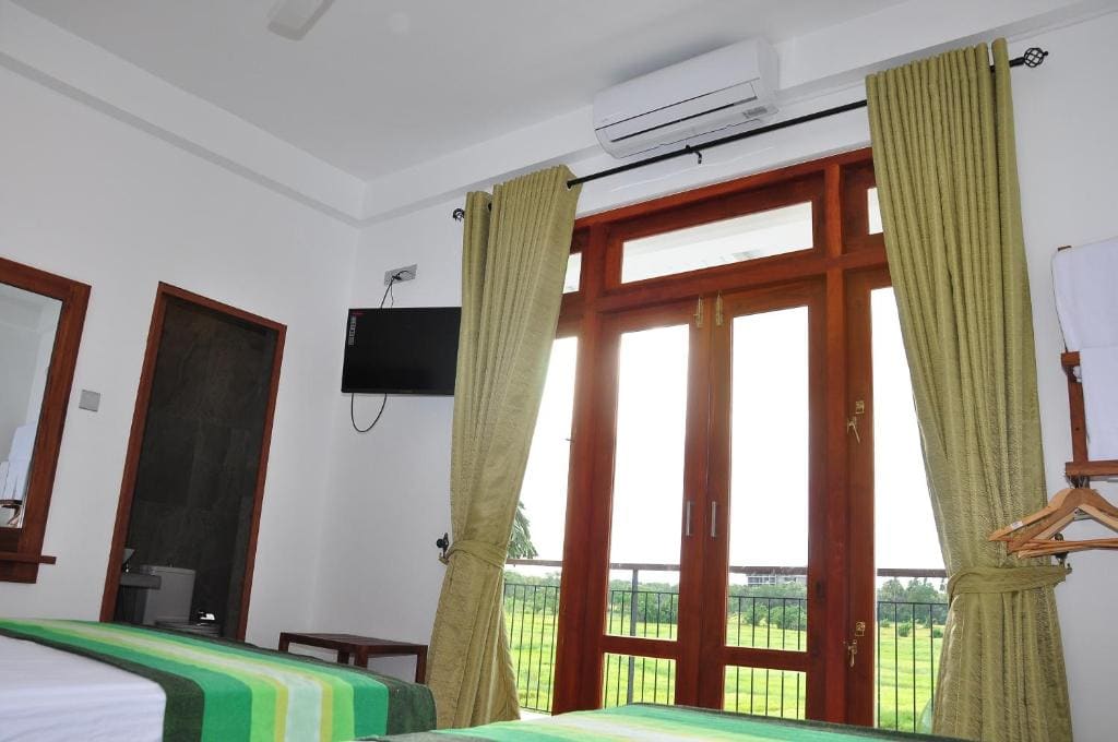 Standard Family Room room - Image 3