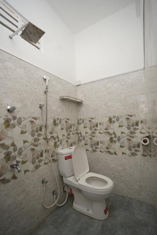 Family Room with Bathroom room - Image 3