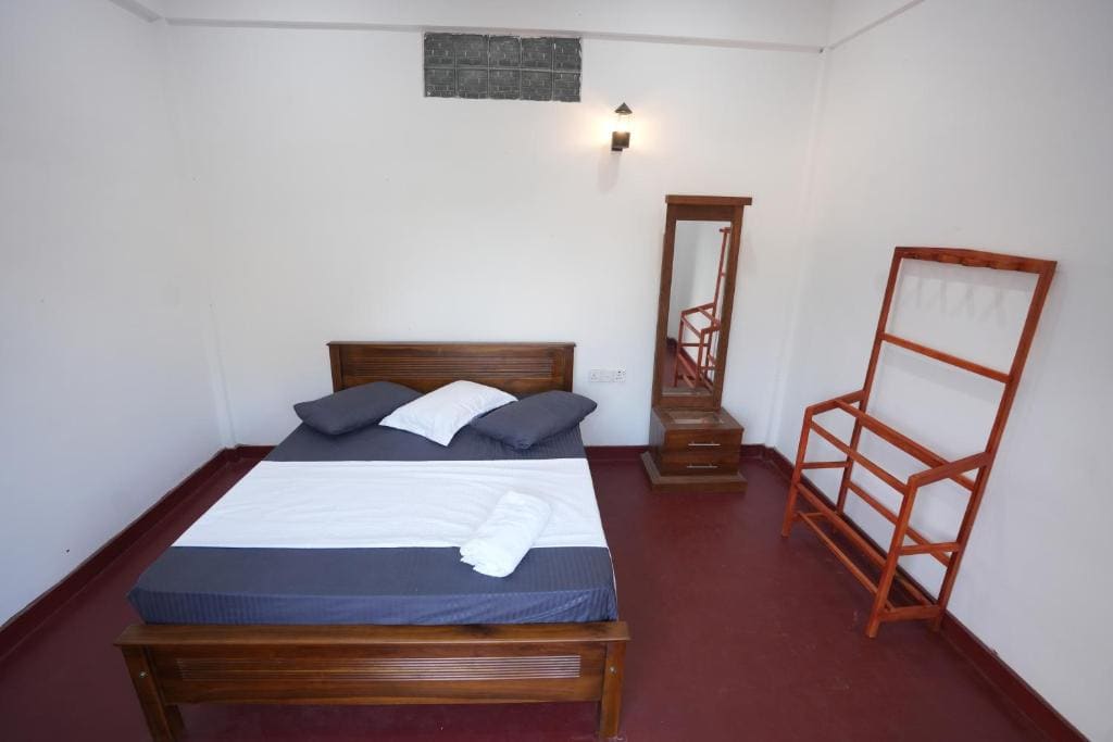 Standard Single Room with Shared Bathroom room - Image 3
