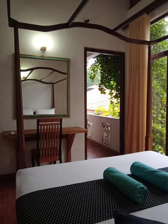 Deluxe Double Room with Balcony room - Image 2