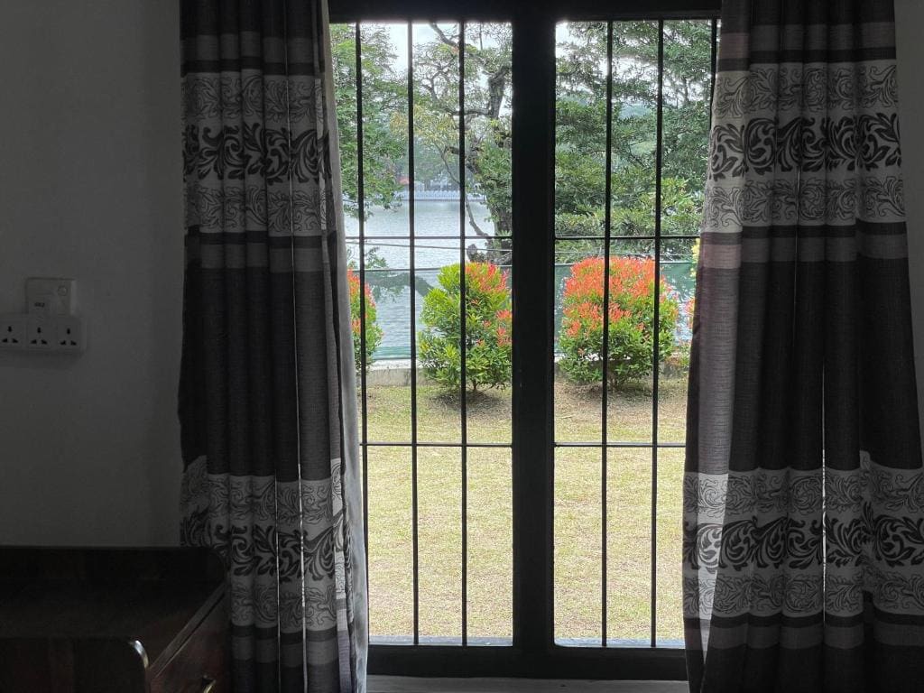 Double Room with Lake View room - Image 1