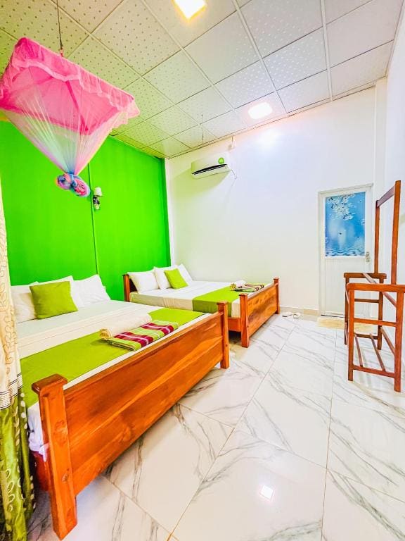 Deluxe Family Room room - Image 3