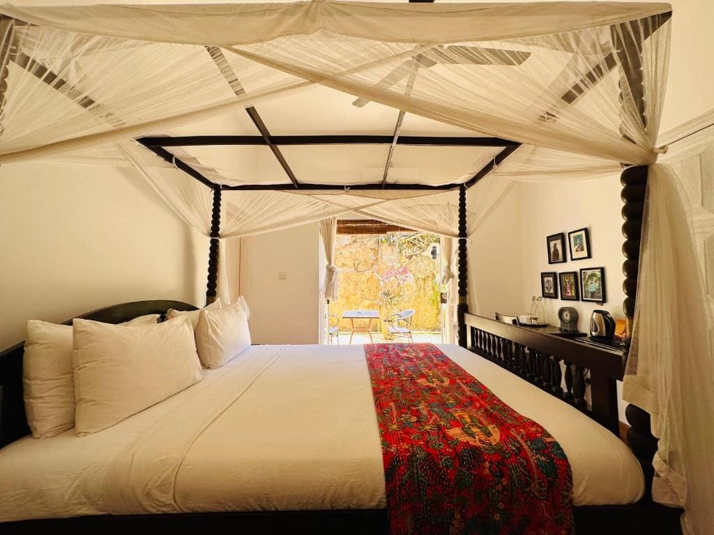 Superior Double Room with Courtyard room - Image 3