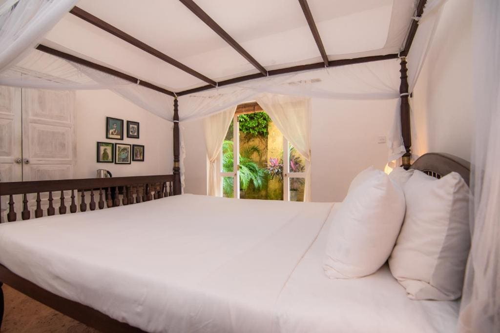 Superior Double Room with Courtyard room - Image 2