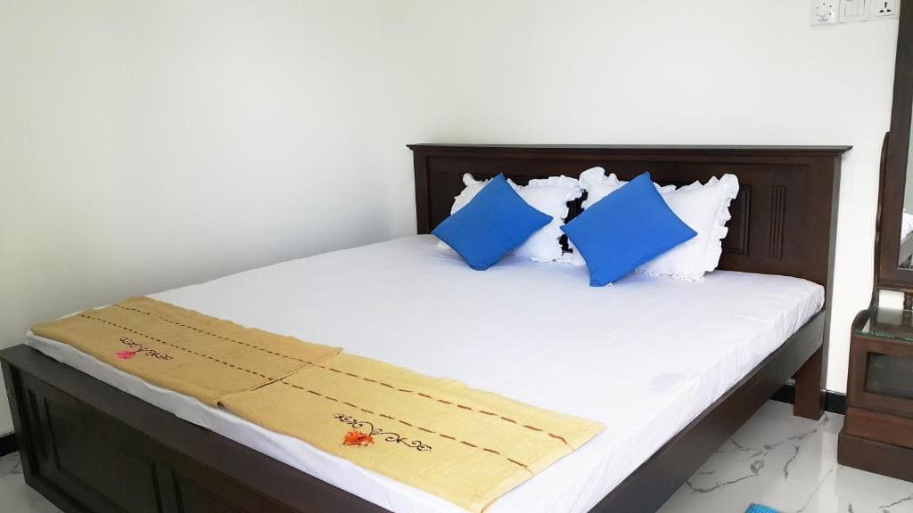 Deluxe Double Room with Balcony room - Image 3