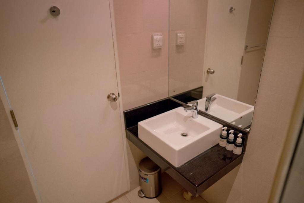 Three-Bedroom Apartment with Partial Ocean View room - Image 3