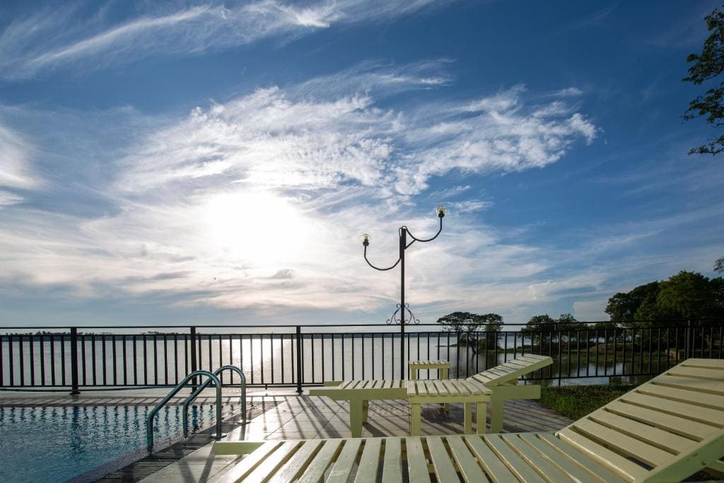 Family Room with Lake View room - Image 1