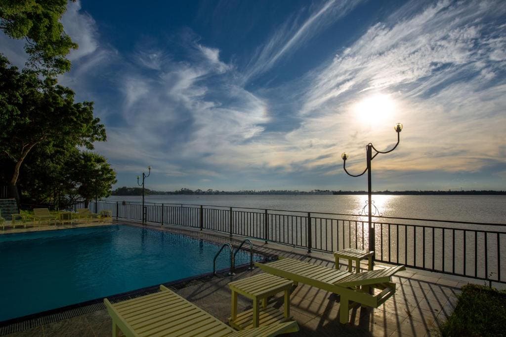 Family Room with Lake View room - Image 3