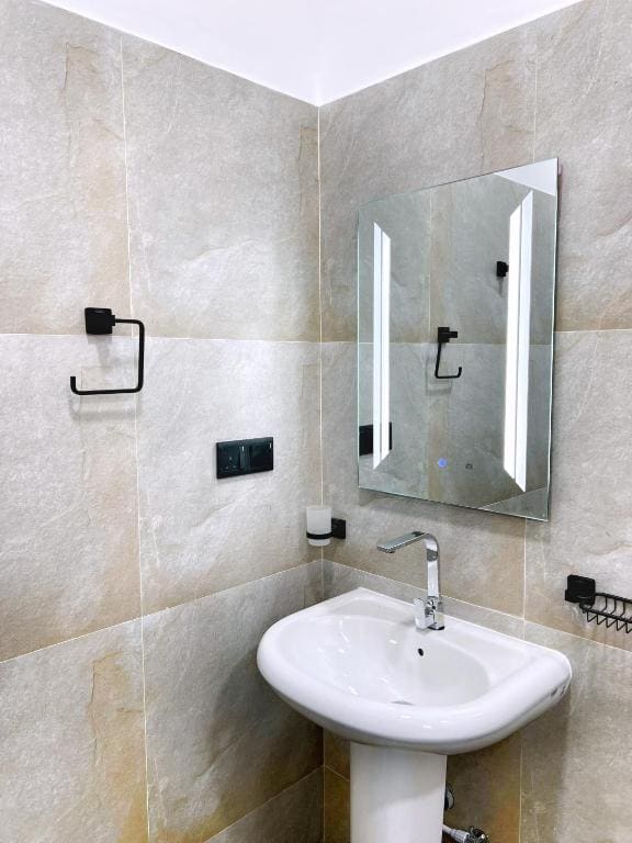 Deluxe Double or Twin Room with Balcony room - Image 2
