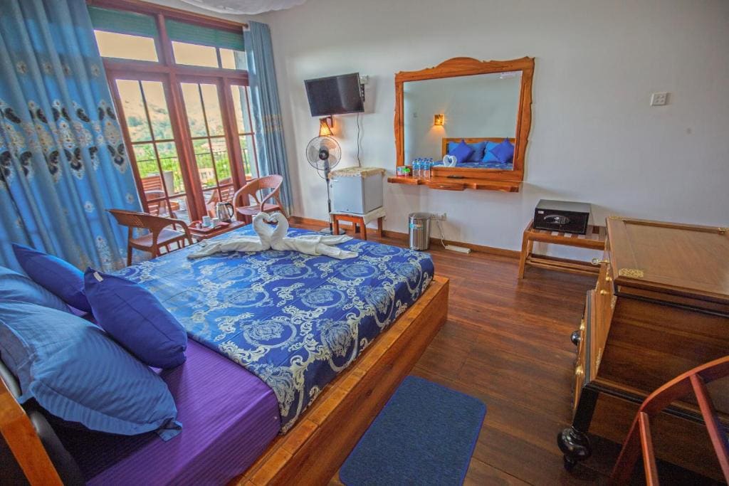 Deluxe Double Room with Balcony & Ella Rock View room - Image 3