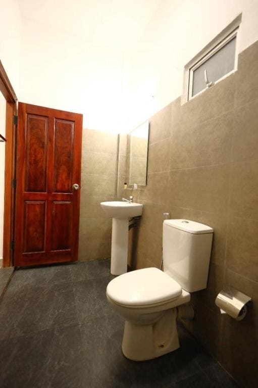 Queen Room with Garden View room - Image 3