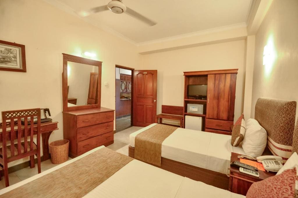 Family Room room - Image 3
