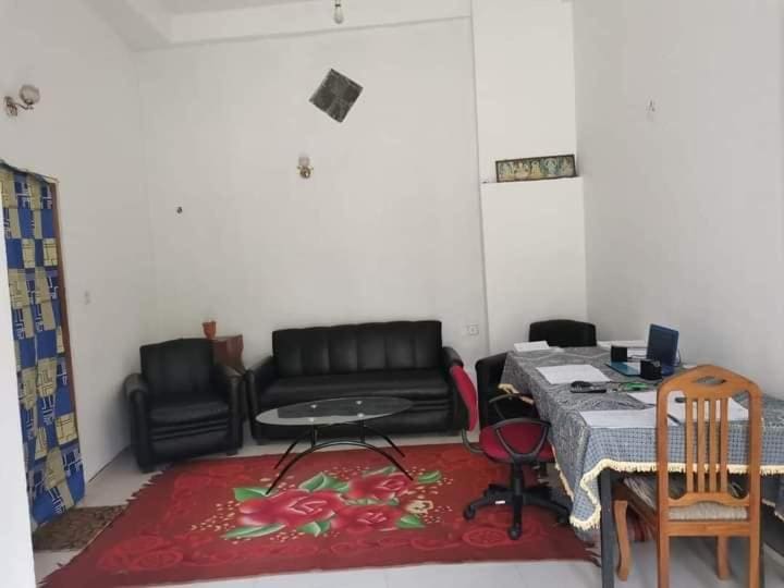 Double Room with Shared Bathroom room - Image 2
