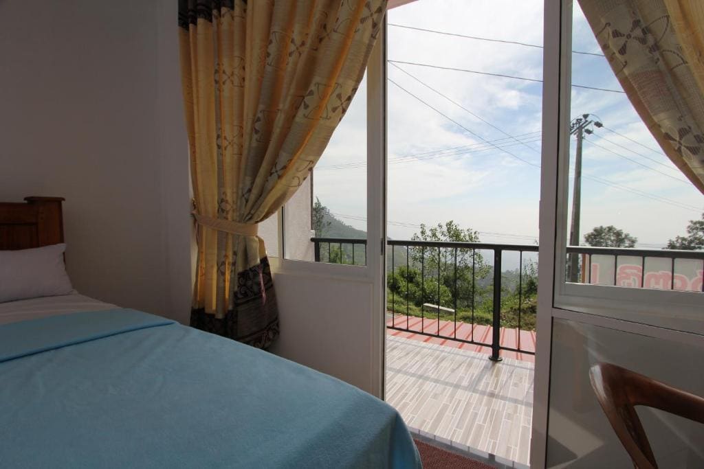 Twin Room with Balcony room - Image 3