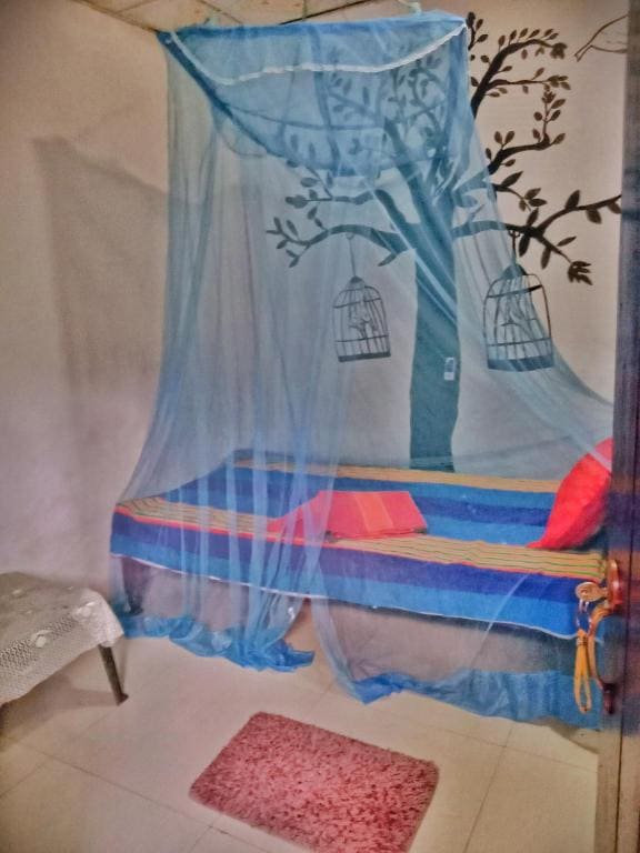 Single Room with Bathroom room - Image 3
