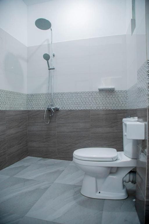 Deluxe One-Bedroom Apartment room - Image 2