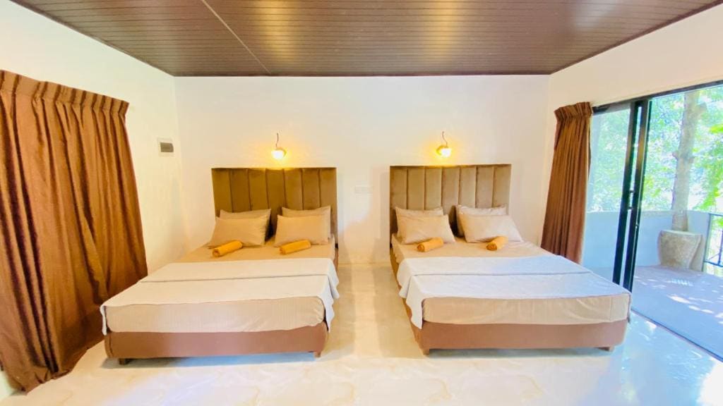 Deluxe Double Room with Balcony room - Image 3