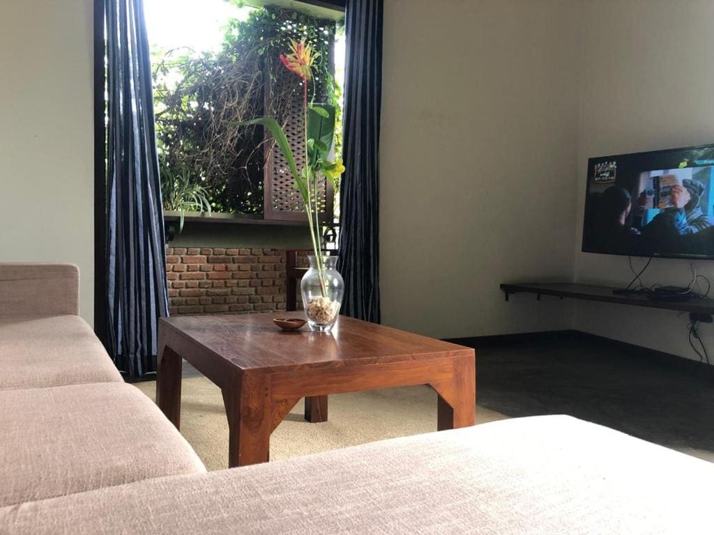 Deluxe Two-Bedroom Apartment with Garden View room - Image 2