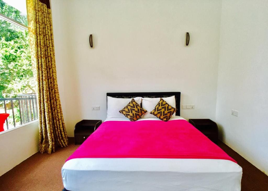 Queen Room with Balcony room - Image 3