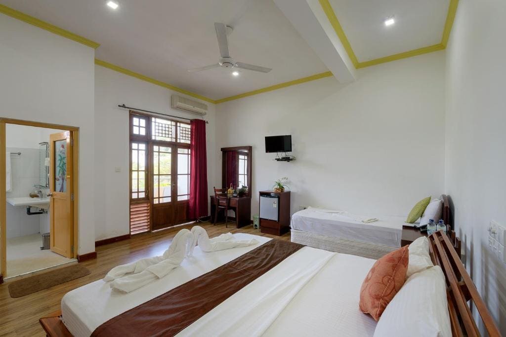Deluxe Double Room with Balcony room - Image 2