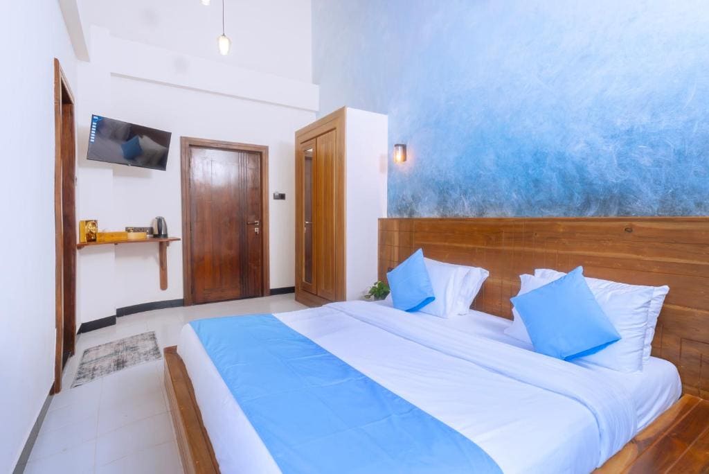 Double Room with Pool View room - Image 3