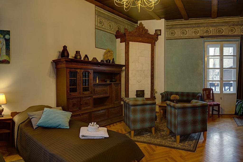 Triple Room with Shared Bathroom room - Image 1