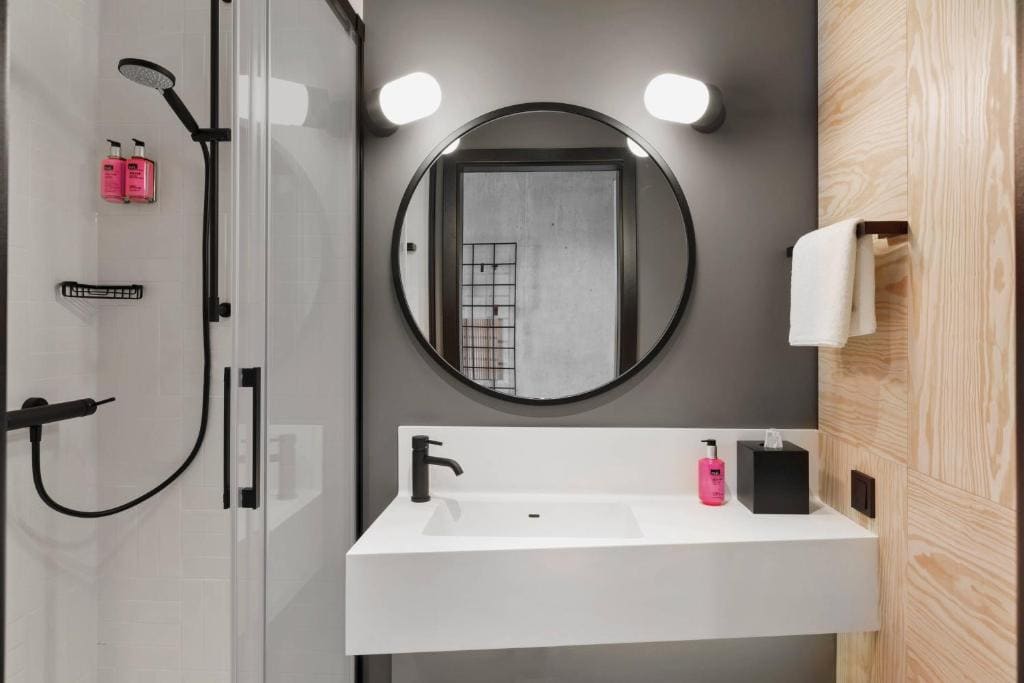 Moxy Superior Sleeper, Guest room, 1 Queen, City view room - Image 2
