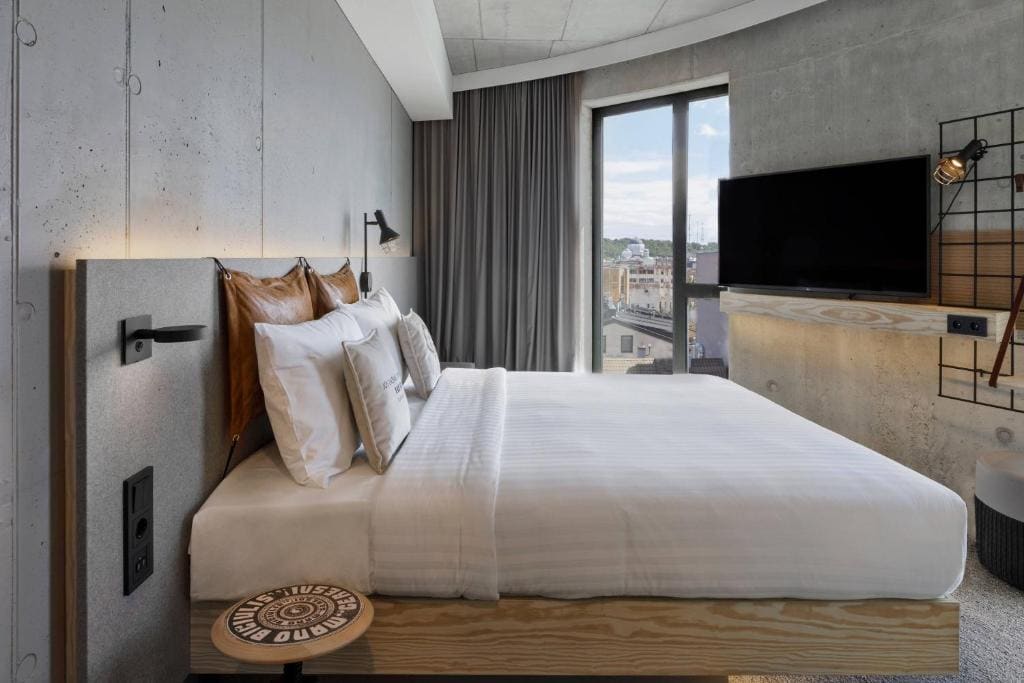 Moxy Superior Sleeper, Guest room, 1 Queen, City view room - Image 3