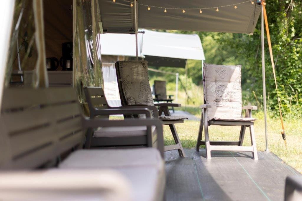 Lodge de Luxe tent room - Image 3