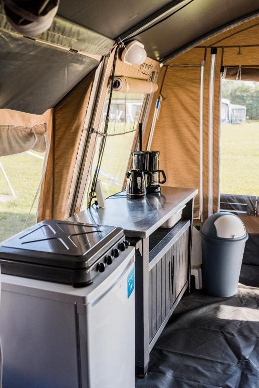 Lodge de Luxe tent room - Image 2