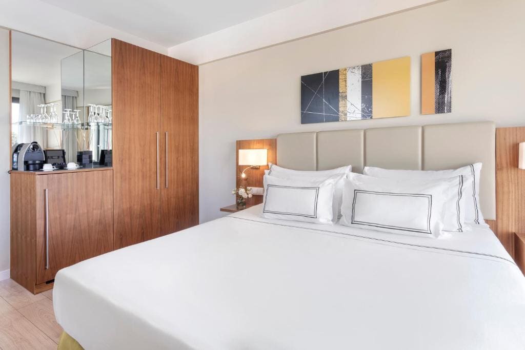 The Level Premium Room with City View and Executive Lounge Access room - Image 2