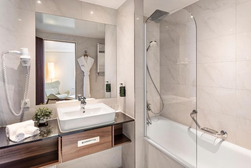 The Level Room with City View and Executive Lounge Access room - Image 3