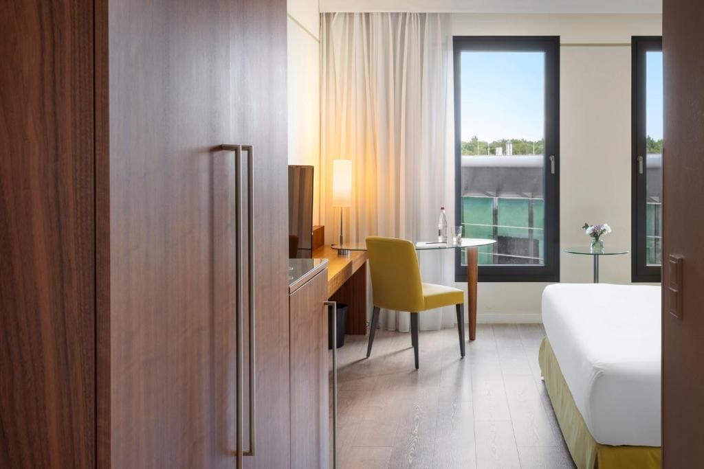 The Level Room with Executive Lounge Access room - Image 3