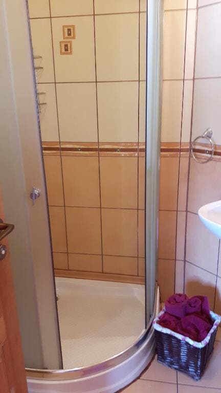 Twin Room with Private Bathroom room - Image 2