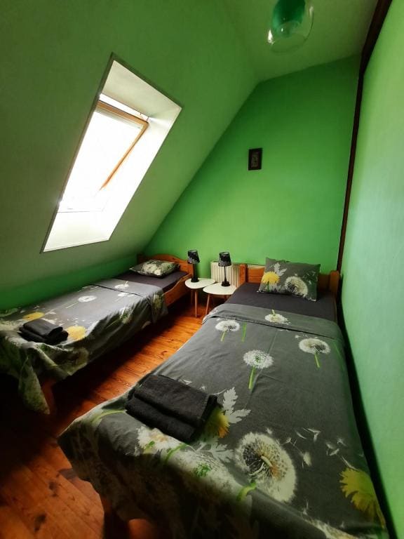 Twin Room with Shared Bathroom room - Image 3