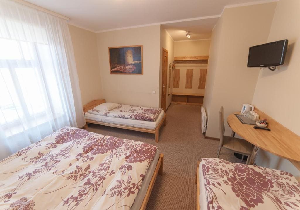 Economy Quadruple Room room - Image 2