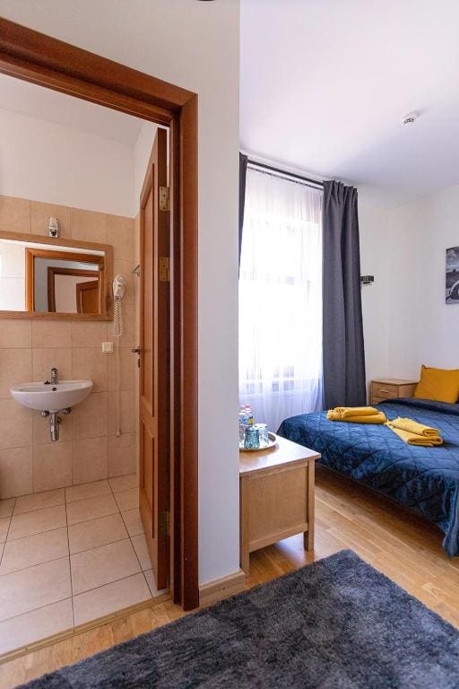 Small Double Room room - Image 2