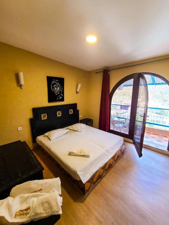 Double Room with Pool View room - Image 2
