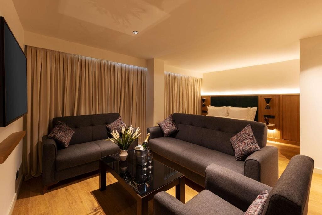 King Suite with Sofa Bed - Non-Smoking room - Image 3