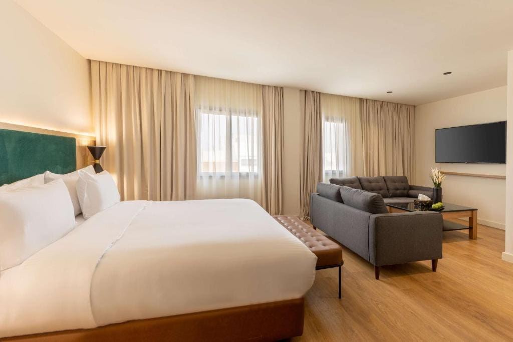 King Suite with Sofa Bed - Non-Smoking room - Image 2