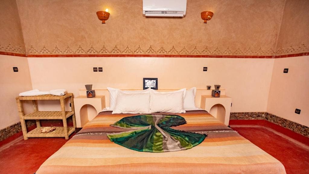 Family Room with Pool View room - Image 1