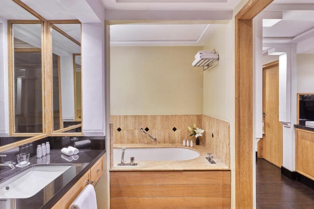Deluxe Room room - Image 3