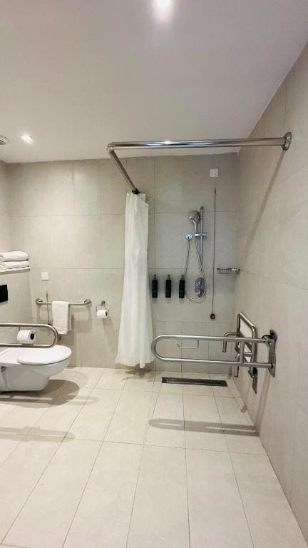 King Room - Mobility Accessible room - Image 3